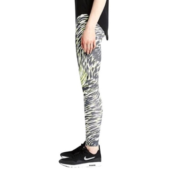 NIKE Windblur Legasee Leggings - Picture 2 of 5